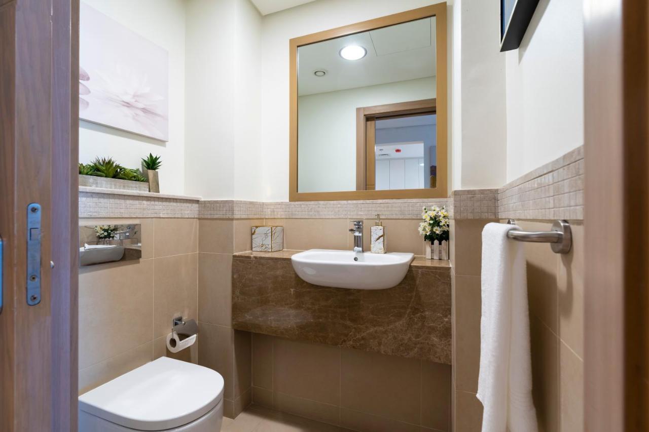 Prestige Living 1Br With Full Burj Khalifa View By Auberge Dubai Luaran gambar